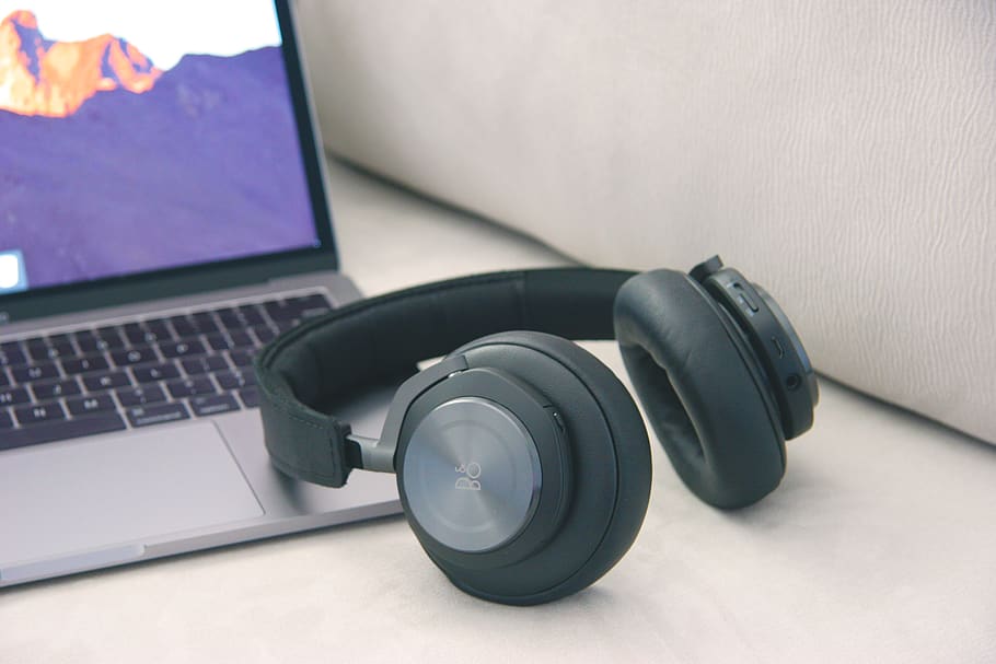 Technik, Ausrüstung, Audio-, Technologie, Computer, kabellose Technologie, Laptop, Kommunikation, Verbindung, Tabelle, Computerausrüstung, drinnen, Computer Tastatur, Tastatur, keine Leute, schwarze Farbe, Stillleben, Nahansicht, Computermaus, Fokus auf den Vordergrund, Möbel, Kopfhörer, Internet, Krafttraining, 2K