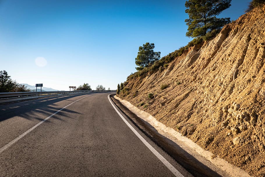 carretera i arbres, carretera, asfalt, manera, pendent, sòl, Camí, pastures, a l'aire lliure, monticle, camp, arbre, planta, grava, Carretera bruta, sorra, naturalesa, lliscament de terra, túnel, transport, cel, direcció, el camí a seguir, cel clar, símbol, cap gent, dia, perspectiva decreixent, marcatge de carreteres, marcatge, signe, llum solar, carretera buida, escena no urbana, nivell superficial, línia divisòria, 5K