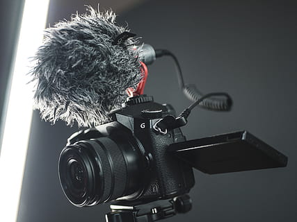kamera hitam, kamera, merapatkan, elektronik, peralatan, fokus, dalam ruangan, instrumen, lensa, cahaya, mikropon, modern, studio, teknologi, zoom, lensa zoom, tema fotografi, kamera - peralatan fotografi, peralatan fotografi, aktivitas, masih hidup, tembakan studio, memotret, satu orang, kamera digital, lensa - alat optik, budaya seni dan hiburan, kamera slr, juru potret, 4K, CC0, domain publik, bebas royalti