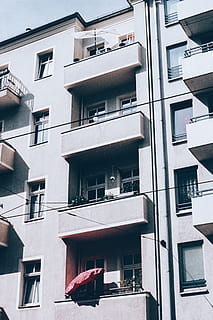 bianca, calcestruzzo, condominio, costruzione, architettura, luce del sole, ombra, balcone, filo, 35 millimetri, simmetria, Berlino, appartamento, finestra, esterno dell'edificio, struttura costruita, scena urbana, facciata, Casa, quartiere residenziale, città, all'aperto, Palazzo residenziale, sviluppo abitativo, moderno, nessuno, vita di città, Europa, industria di costruzioni, proprietà di casa, giorno, nuovo, paesaggio urbano, 2K, CC0, dominio pubblico, privo di copyright