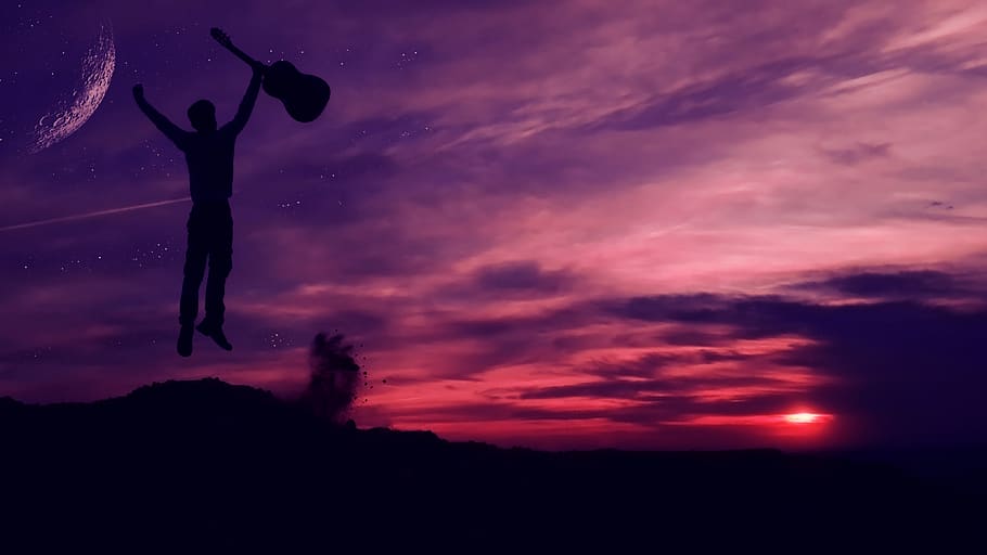 silhouette, uomo, detenzione, chitarra, retroilluminato, bellissimo, nuvole, buio, cielo scuro, alba, drammatico, sera, cielo serale, mezza luna, saltare, jumpshot, paesaggio, luce, umore, Luna, musicista, natura, simpatico, persona, panoramico, cielo, sole, tramonto, tempo metereologico, nuvola - cielo, scenics - natura, bellezza nella natura, notte, la tranquillità, scena tranquilla, stella - spazio, cielo drammatico, all'aperto, crepuscolo, una persona, terra, astronomia, colore arancione, idilliaco, viola, potere in natura, 4K
