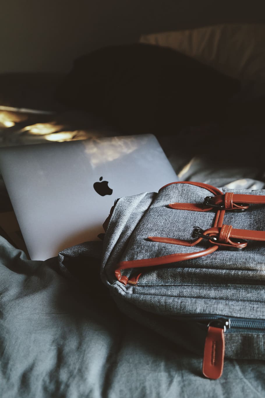 MacBook de plata, llit, portàtil, bossa, MacBook, tecnologia, espai de treball, interior, poma, dispositiu, digital, llum solar, decoració, treballar, casa, habitació, mac, equipatge, maleta, cap gent, sol objecte, viatjar, primer pla, vacances, equipament, cremallera, roba, motxilla, dormitori, moda, sivella, viatge, 5K