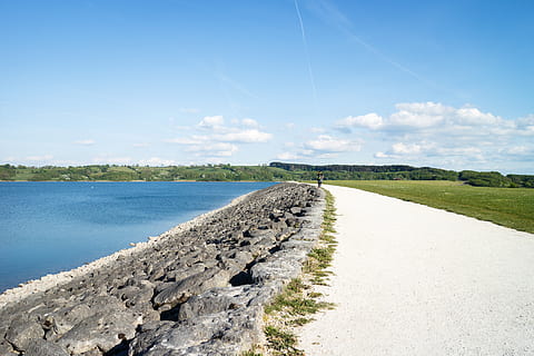 erkunden, Bäume, See, Wald, Wasser, Himmel, keine Person, Steine, Stausee, Szenen - Natur, ruhige Szene, Schönheit in der Natur, Ruhe, Natur, Tag, Gras, Pflanze, der Weg nach vorn, Richtung, Nicht-städtische Szene, Straße, keine Leute, Umgebung, Transport, Sonnenlicht, Landschaft, abnehmende Perspektive, draußen, 4K, CC0, gemeinfrei, lizenzfrei
