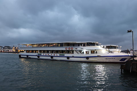 skyer, Sky, skib, båd, marine, istanbul, Eminönü, Fatih, natur, solnedgang, strand, paradis, tåge, vinter, ferie, atmosfære, horisont, nautiske fartøj, transportform, vand, transportmidler, sky - himmel, himmel, havnefronten, hav, rejse, ingen mennesker, storm, arkitektur, overskyet, håndværk, bygget struktur, passagerskib, udendørs, yacht, luksus, krydstogtskib, 5K, CC0, offentligt domæne, royaltyfrie