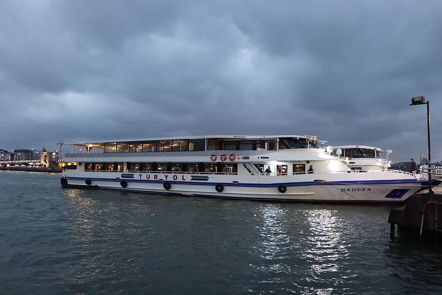 núvols, núvol, vaixell, marí, Istanbul, eminönü, fatih, naturalesa, posta de sol, platja, paradís, boira, hivern, festa, atmosfera, horitzó, vaixell nàutic, manera de transport, aigua, transport, núvol - cel, cel, davant del mar, mar, viatjar, cap gent, tempesta, arquitectura, artesania, estructura construïda, embarcacions de passatgers, a l'aire lliure, iot, luxe, creuer, 5K