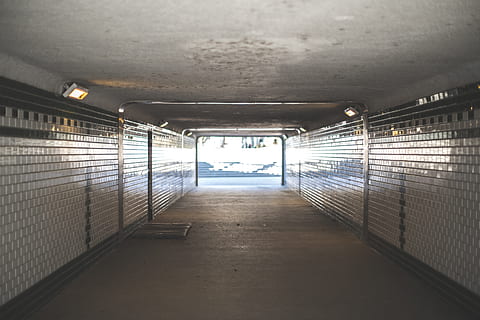 interior de garatge gris, passadís, sòls, pis, túnel, bunker, edifici, cripta, automòbil, cotxe, transport, vehicle, magatzem, concret, il·luminació, hangar, a l'interior, masmorra, presó, maleter de cotxe, habitació, direcció, el camí a seguir, il·luminat, arquitectura, cap gent, equips d’il·luminació, buit, metall, barana, metro, absència, transport públic, sostre, estructura construïda, escala, seguretat, dia, passarel·la subterrània, pas inferior, 5K, CC0, domini públic, lliure de regalies