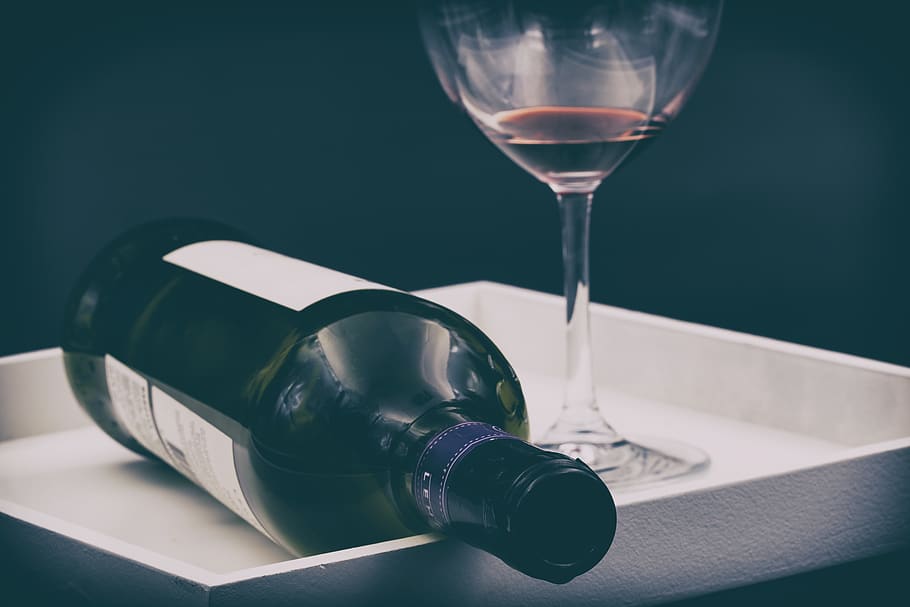 bottiglia, vuoto, impoverito, consuma, bicchiere, alcool, vino, bere, tavolo, natura morta, rinfresco, in casa, cibo e bevande, nessuno, vetro - materiale, avvicinamento, bicchiere di vino, trasparente, attrezzature domestiche, concentrarsi sulle conoscenze acquisite, contenitore, piccolo gruppo di oggetti, 5K