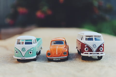 tre die-cast assortiti, giocattolo, messa a fuoco selettiva, avvicinamento, macchina giocattolo, nessuno, natura morta, tavolo, auto, concentrarsi sulle conoscenze acquisite, modo di trasporto, mezzi di trasporto, veicolo a motore, rappresentazione, giorno, creatività, rappresentazione animale, arte e artigianato, numero, all'aperto, 5K, CC0, dominio pubblico, privo di copyright