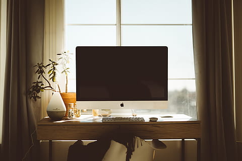 zilver imac, gedraaid, tafel, venster, binnenshuis, geen mensen, meubilair, interieur, technologie, afwezigheid, natuur, vaas, huishoudspullen, fabriek, dag, glas - materiaal, verlichtingsapparatuur, stoel, transparant, bedrijf, glas, elektrische lamp, plat scherm, 5K, CC0, publiek domein, royaltyvrij