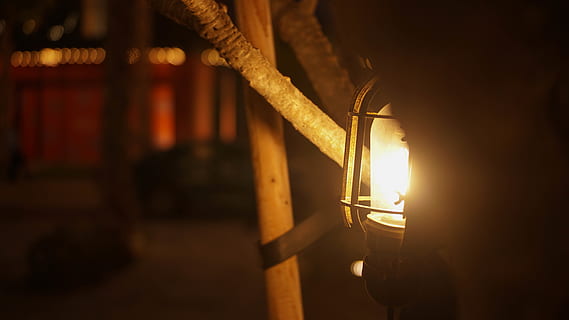 lampu, pembakaran, diterangi, suhu panas, api, peralatan penerangan, dalam ruangan, api - fenomena alam, fokus pada latar depan, merapatkan, tidak ada orang, alam, bersinar, lilin, lampu listrik, gelap, lampu minyak, lentera, malam, Arsitektur, 5K, CC0, domain publik, bebas royalti