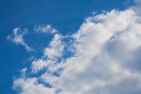 Sky, blå, himmel, skyer, natur, sommer, luft, farve, horisont, atmosfære, udsigt, landskab, høj, miljømæssige, dom, åben, baggrund, struktur, detalje, ilt, plads, sky - himmel, skønhed i naturen, lav vinkel visning, ro, dag, scenics - natur, hvid farve, ingen mennesker, rolig scene, baggrunde, udendørs, idyllisk, sollys, fuld ramme, dampspor, ikke-urbane scene, meteorologi, tjavsede, 8K, CC0, offentligt domæne, royaltyfrie