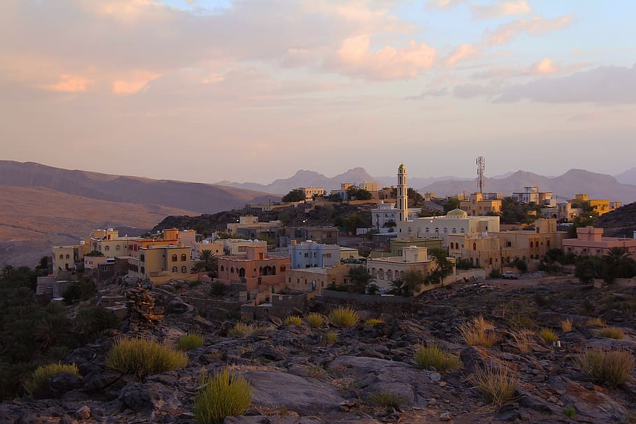 posta de sol, alba, vespre, sol, tarda, muntanyes, bonic, increïble, taronja, casa de colors, nizwa, oman, Orient Mitjà, viatjar, escènic, color, colorit, llum solar, arquitectura, estructura construïda, exterior de l'edifici, edifici, cel, muntanya, barri residencial, naturalesa, núvol - cel, ciutat, cap gent, Serra, bellesa a la natura, planta, escenics - natura, casa, terra, a l'aire lliure, paisatge urbà, 2K