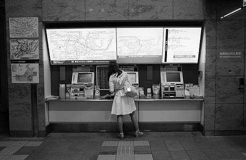 explorar, mapa, màquina, automàtic, comprar, commutar, metro, bitllet, noia, blanc, negre, treballar, viatjar, tren, longitud completa, persones reals, de peu, arquitectura, una persona, adult, dones, vista del darrere, estructura construïda, estils de vida, roba casual, activitat d'oci, exterior de l'edifici, roba, moda, mirant, adult jove, dia, pentinat, 4K, CC0, domini públic, lliure de regalies