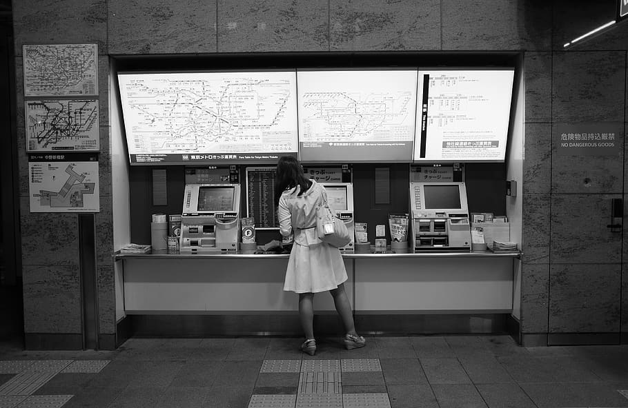 explorar, mapa, màquina, automàtic, comprar, commutar, metro, bitllet, noia, blanc, negre, treballar, viatjar, tren, longitud completa, persones reals, de peu, arquitectura, una persona, adult, dones, vista del darrere, estructura construïda, estils de vida, roba casual, activitat d'oci, exterior de l'edifici, roba, moda, mirant, adult jove, dia, pentinat, 4K