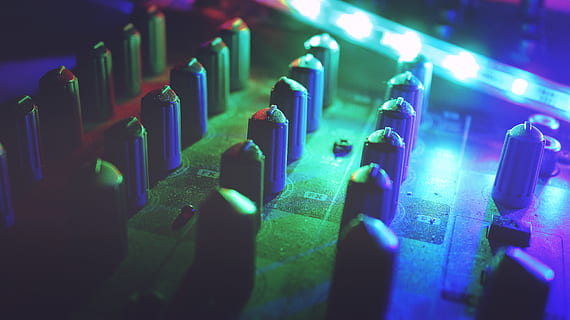 mezclando, consola, junto a, LED, luces, difuminar, oscuro, electrónica, atención, iluminado, ligero, moderno, sonar, tecnología, música, cultura de las artes y entretenimiento, mezclador de sonido, enfoque selectivo, noche, la vida nocturna, Club nocturno, equipo de sonido, adentro, disfrute, multi color, luz - fenómeno natural, equipo de grabación de sonido, de cerca, evento, Industria electrónica, azul, fiesta - evento social, equipo eléctrico, club dj, 5K, CC0, dominio público, libre de derechos