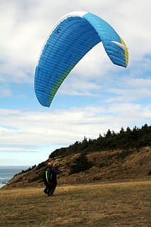 Himmel, Wolken, Berg, Baum, Gras, Gleitschirmfliegen, Abenteuer, Menschen, Mann, Freizeitbeschäftigung, eine Person, Extremsportarten, wolke - himmel, Land, Fallschirm, echte Menschen, Lebensstile, Natur, Feld, Tag, Sport, Männer, in der Luft, fliegend, Umgebung, Freiheit, draußen, 4K