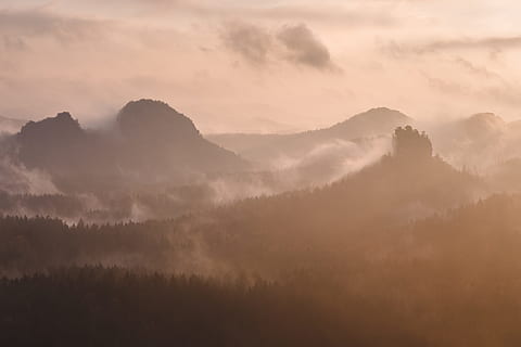 silueta, muntanya, blanc, cel, núvol, Serra, alba, boira, vespre, bosc, turó, fusta, sortida del sol, rock, naturalesa, al matí, paisatge, sächsische schweiz, Suïssa saxònica, Alemanya, fora, a l'aire lliure, cim de muntanya, escenics, posta de sol, arbre, sortida del sol - alba, bellesa a la natura, núvol - cel, Xina - Àsia oriental, viatjar, estiu, vall, asia, escena rural, prat, guilin, llum solar, tardor, escena tranquil·la, serralada dels carpaus, sol, cloudscape, escena no urbana, senderisme, dolomites, cap gent, 5K, CC0, domini públic, lliure de regalies