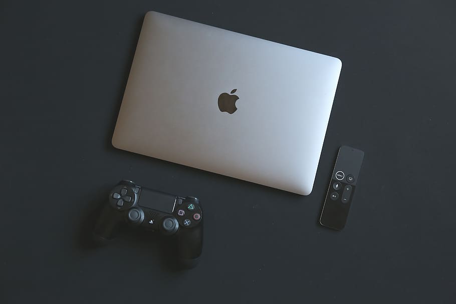 MacBook, pro, controlador sony ps4, ps4, electrònica, casa, portugal, lisboa, portàtil, PC, ordinador, videojocs, gris, telèfon, mòbil, telèfon mòbil, poma, pantalla lcd, monitor, pantalla, control remot, iphone, a l'interior, cap gent, vista d’angle alt, tecnologia, natura morta, tir de l'estudi, cultura i entreteniment artístic, comunicació, còpia espai, primer pla, joc, connexió, taula, tecnologia sense fils, control, color negre, Color blanc, directament a sobre, fons negre, 5K