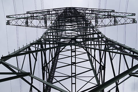 zwart, staal, elektrisch, post, verbinding, bouw, elektrische post, elektriciteit, energie, hoog, industrie, lijn, lage hoek schot, pilaar, hemel, levering, langste, technologie, transmissie, hulpprogramma pool, Spanning, draad, bedrading, metaal, ingebouwde structuur, architectuur, lage hoekweergave, brandstof en stroomopwekking, hoogspanningsmast, geen mensen, stroomvoorziening, natuur, dag, rooster, toren, groot hoog, kabel, hoogspanningslijn, buitenshuis, ingewikkeldheid, ijzer - metaal, wereldwijde communicatie, elektrische apparatuur, direct onder, 5K, CC0, publiek domein, royaltyvrij