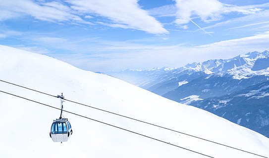 funivia bianca, altitudine, funivia, nuvole, freddo, luce del giorno, brina, congelato, alto, ghiaccio, paesaggio, luce, montagna, picco di montagna, natura, all'aperto, ricreazione, ricorrere, panoramico, stazione sciistica, cielo, la neve, sport, superiore, viaggio, tempo metereologico, inverno, paesaggio invernale, scenics - natura, temperatura fredda, bellezza nella natura, nuvola - cielo, catena montuosa, montagna innevata, mezzi di trasporto, scena tranquilla, giorno, Colore bianco, sospeso, nessuno, 5K, CC0, dominio pubblico, privo di copyright
