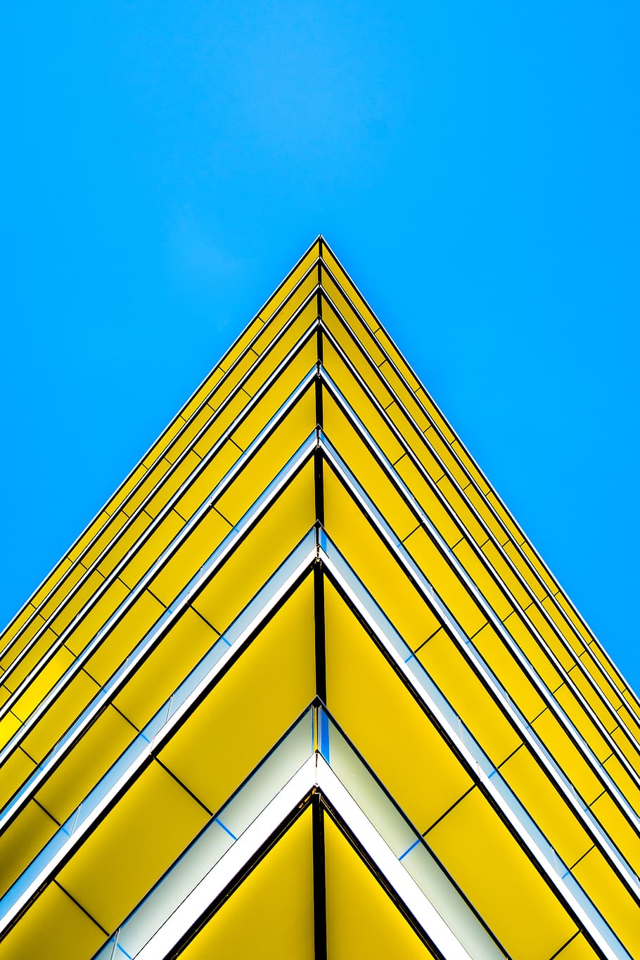 triangular, groc, blanc, negre, obra d'art, triangle, Londres, casa de ribera, Regne Unit, patró, ornament, cantonada, fractal, parcel · la, edifici, carretera, intersecció, arquitectura, forat, edifici d'oficines, canonada, esquena, temple, diagrama, con, cel, vista d’angle baix, cel clar, blau, estructura construïda, cap gent, dia, naturalesa, a l'aire lliure, còpia espai, exterior de l'edifici, metall, llum solar, modern, seguretat, marc complet, 5K