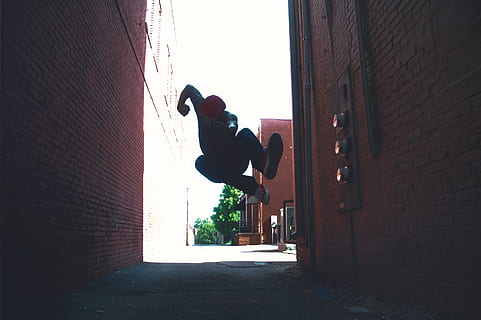 Canada, danza, ballerino, Krump, krumper, aggressivo, fisico, edifici, esprimere, movimento, persona, individuale, al di fuori, saltare, messa a fuoco, esprimendo, architettura, struttura costruita, parete, mattone, esterno dell'edificio, muro di mattoni, persone reali, una persona, lunghezza intera, giorno, caratteristica della parete, costruzione, uomini, città, mezz'aria, stili di vita, attività di svago, all'aperto, sport, vicolo, 2K, CC0, dominio pubblico, privo di copyright