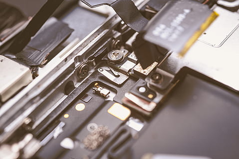 iphone, inde, teknologi, kredsløb, telefon, tech, indre, elektrisk, maskine, åben, moderne, tæt på, selektiv fokusering, ingen mennesker, indendørs, stilleben, udstyr, høj vinkel visning, metal, maskineri, retro stylet, meddelelse, maskindel, kontrollere, kunstkultur og underholdning, forbindelse, tekst, antik, sort farve, 5K, CC0, offentligt domæne, royaltyfrie