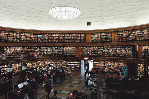 Leute im Buchladen, die Architektur, Buch, Bibliothek, drinnen, Veröffentlichung, gebaute Struktur, Bildung, Gruppe von Leuten, Bücherregal, echte Menschen, Menge, Regal, Frau, Menschen, große gruppe von gegenständen, Männer, Lernen, Lebensstile, Schule, modern, studieren, 5K, CC0, gemeinfrei, lizenzfrei