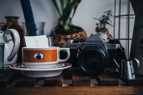 gris, negre, càmera pentax milc, al costat, rodó, blanc, marró, ceràmica, tassa de te, superior, plat, taula, tassa, càmera, gerra, càmera de cinema, vintage, tecnologia, disseny d'interiors, decoració, cafè, cafeteria, restaurant, prestatge, kim prima, 용두동, 의 계절, 카페, 펜탁스, 대전, càmera - equip fotogràfic, equipament, cafè - beguda, estil retro, passat de moda, sol objecte, color negre, vell, cap gent, fons, 5K, CC0, domini públic, lliure de regalies