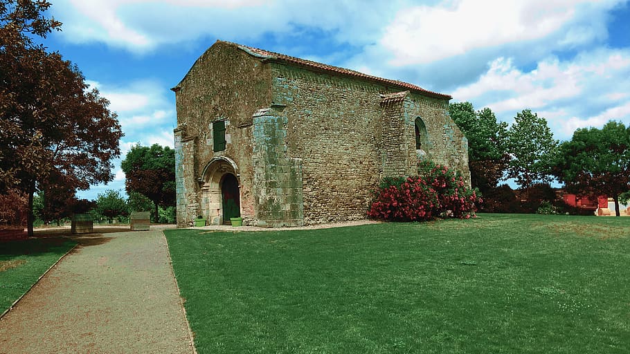 casa de pedra, arbres, arquitectura, edifici, núvols, la llum del dia, exterior, jardí, herba, paisatge, gespa, camí, plantes, cel, paret de pedra, pedres, estructura construïda, planta, exterior de l'edifici, arbre, naturalesa, núvol - cel, història, el passat, cap gent, dia, a l'aire lliure, color verd, vell, lloc de culte, sendera, luxe, cobertura, 4K