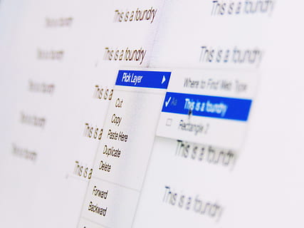 pantalla del portàtil, negocis, objectes, oficina, tecnologia, espai de treball, poma, negre, blau, ordinador, portàtil, pantalla, blanc, treballar, Finances, paper, negoci corporatiu, nombre, cap gent, a l'interior, primer pla, text, xifres financeres, periòdic, moneda, document, planificació, dades, comerç, guió occidental, calendari, comunicació, economia, fent diners, 4K, CC0, domini públic, lliure de regalies