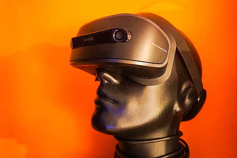 home, vr headset, color taronja, fons de colors, tecnologia, primer pla, tir de l'estudi, metall, casc, comunicació, cap gent, seguretat, a l'interior, barreteria, protecció, connexió, sol objecte, cable, color negre, tallar, equipament, color plata, 5K, CC0, domini públic, lliure de regalies