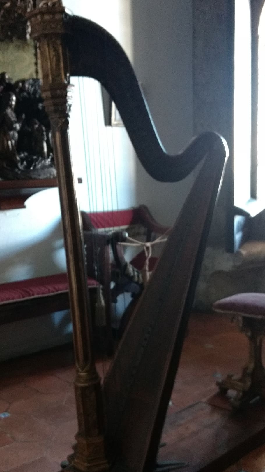 harfa, arpa, uvnitř, nikdo, stůl, sedadlo, okno, židle, nábytek, domácí interiér, dřevo - materiál, kov, odraz, zaměřit se na popředí, detail, podlaha, den, zrcadlo, absence, domácí místnost, opuštěný, 4K