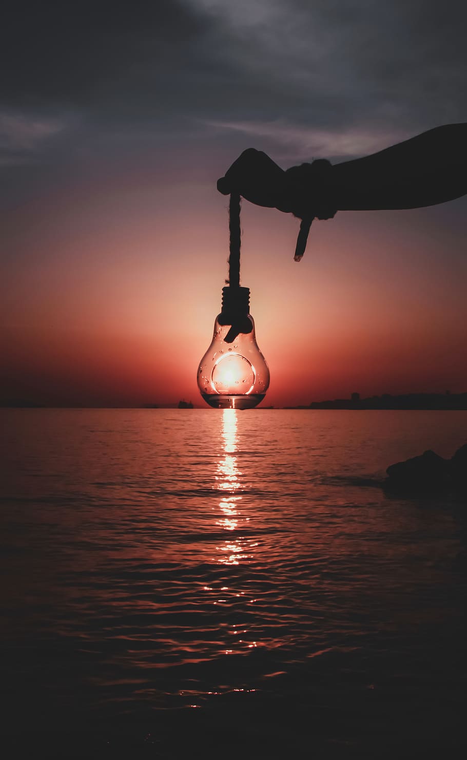 persona, celebració, bombeta, retroil·luminat, platja, fosc, alba, vespre, tarda, vidre, mà, penjant, llum, oceà, a l'aire lliure, reflexió, escènic, mar, silueta, cel, sol, posta de sol, viatjar, aigua, davant del mar, naturalesa, escenics - natura, bellesa a la natura, escena tranquil·la, color taronja, tranquil·litat, idíl·lic, escena no urbana, núvol - cel, cap gent, 4K