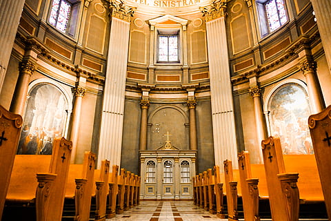 cadires d’edificis buides, arquitectura, estructura construïda, religió, el passat, lloc de culte, exterior de l'edifici, història, creença, espiritualitat, edifici, destinacions de viatge, columna arquitectònica, arc, cap gent, viatjar, orgue, ornamentat, 8K, CC0, domini públic, lliure de regalies