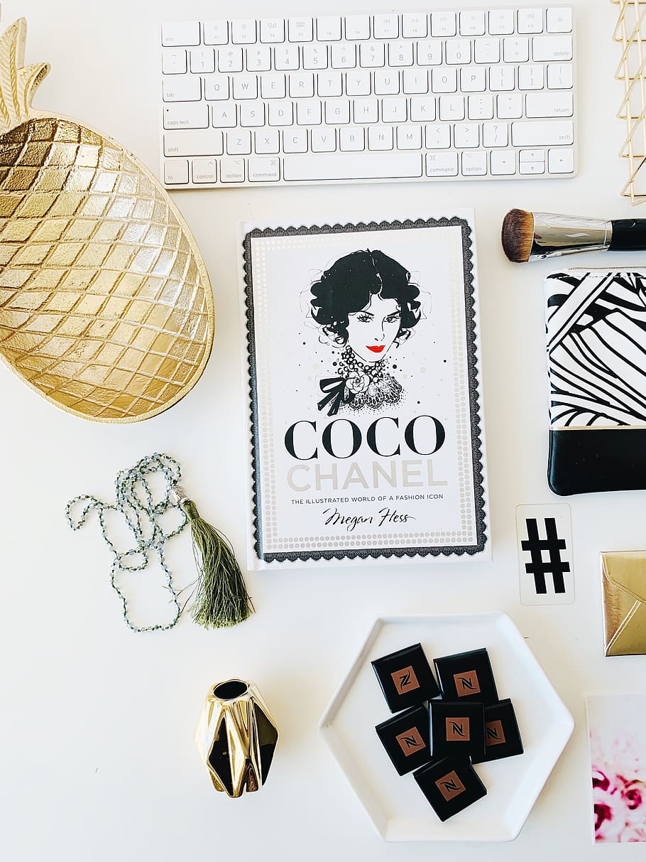 caixa de coco chanel, natura morta, a l'interior, cap gent, variació, taula, creativitat, representació, elecció, grup d'objectes, comunicació, primer pla, directament a sobre, vista d’angle alt, representació humana, contenidor, tecnologia, grup mitjà d'objectes, marc, teclat d’ordinador, teclat, 4K