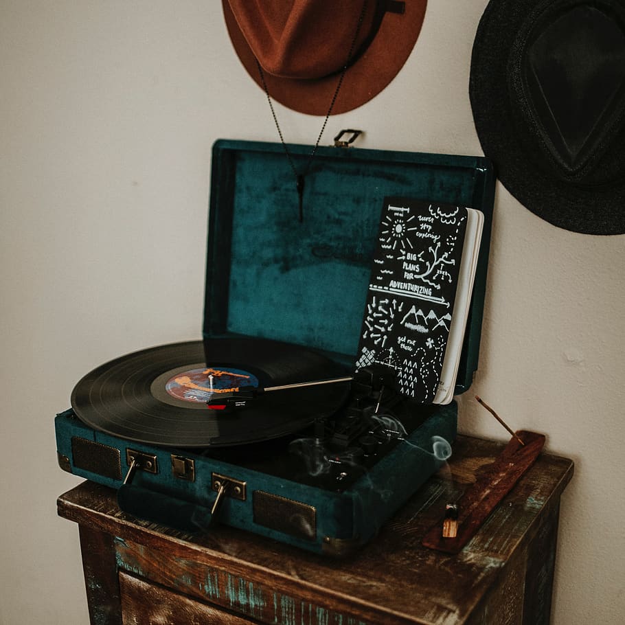 zeď, klobouky, poznámky, notebook, kouř, dřevěné uhlí, nábytek, hudba, zvuky, starý, šuplík, vinylový hráč, vinyl, technologie, retro stylu, záznam, uvnitř, gramofonu, antický, umělecká kultura a zábava, stůl, gramofon, nástěnný prvek, analogový, nikdo, detail, fotografická témata, vysoký úhel pohledu, vinobraní, stálý život, elektrické zařízení, 2K