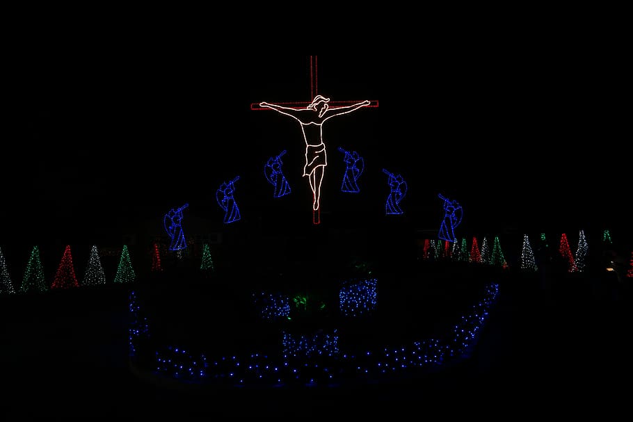 tændte, jesus christ strenglampe, nat, symbol, kryds, krucifiks, krystal, fangehul, smykker, tilbehør, krone, scene, natteliv, krypt, dans, skat, silhuet, ballet, ballerina, kunst, farvede glas, graduering, belyst, arkitektur, ingen mennesker, repræsentation, kreativitet, indendørs, Kunst og håndværk, bygget struktur, natur, mørk, kopiere plads, by, kunstkultur og underholdning, fest, rejsemål, belysningsudstyr, 5K