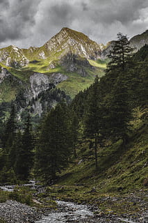 verde, montagne, nuvoloso, cielo, luce del giorno, ambiente, erba, alto, paesaggio, vette, natura, carta da parati della natura, all'aperto, fiume, rocce, scenario, panoramico, vista, alberi, acqua, boschi, montagna, bellezza nella natura, scenics - natura, nuvola - cielo, pianta, nessuno, scena tranquilla, la tranquillità, giorno, albero, terra, catena montuosa, scena non urbana, colore verde, picco di montagna, 5K, CC0, dominio pubblico, privo di copyright