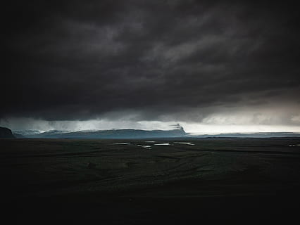gris, núvols de tempesta, platja, naturalesa, temps, a l'aire lliure, tempesta, paisatge, núvol, Cúmulus, cel, terra, ciutat, metròpolis, edifici, urbà, altiplà, vista aèria, tundra, mesa, núvol - cel, bellesa a la natura, medi ambient, escenics - natura, núvol de tempesta, cap gent, cel dramàtic, poder a la natura, aigua, muntanya, fosc, ominós, agressió, 4K, CC0, domini públic, lliure de regalies