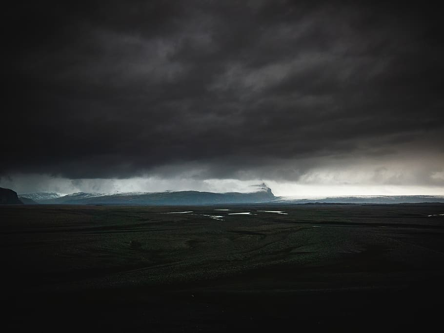 gris, núvols de tempesta, platja, naturalesa, temps, a l'aire lliure, tempesta, paisatge, núvol, Cúmulus, cel, terra, ciutat, metròpolis, edifici, urbà, altiplà, vista aèria, tundra, mesa, núvol - cel, bellesa a la natura, medi ambient, escenics - natura, núvol de tempesta, cap gent, cel dramàtic, poder a la natura, aigua, muntanya, fosc, ominós, agressió, 4K