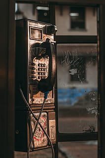 telefono dentro lo stand, comunicazione, tecnologia, cabina telefonica, telefono, telefono a pagamento, nessuno, avvicinamento, vecchio, connessione, architettura, testo, vetro - materiale, in stile retrò, all'aperto, danneggiato, giorno, abbandonato, finestra, distributore automatico, 5K, CC0, dominio pubblico, privo di copyright
