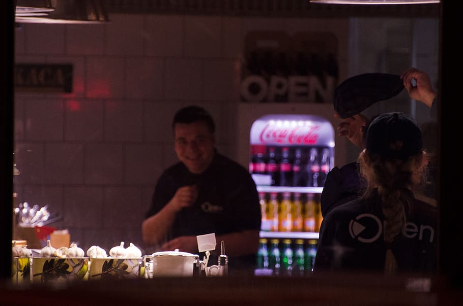 Kollegen, Scherz, Arbeitskräfte, Kellner, Cafe, Essen und Trinken, Lebensmittel, Erwachsene, Nacht-, drinnen, Männer, Getränk, Geschäft, Bar - Getränkehaus, Erfrischung, Besetzung, Kuchen, Restaurant, Menschen, Taille hoch, Frische, Bartheke, beleuchtet, Gruppe von Leuten, Stehen, Nachtleben, reife Männer, Koch, 4K