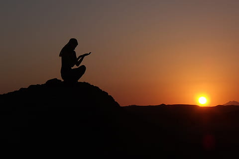 zonsondergang, zon, avond, humeur, oranje, schemering, sfeerverlichting Egypte, vrouw, hoofddoek, bergen, achtergrondverlichting, schaduw, silhouet, hemel, Oranje kleur, rots, echte mensen, rock - object, solide, een persoon, schoonheid in de natuur, levensstijlen, vrijetijdsbesteding, natuur, kopie ruimte, scenics - natuur, rustige scène, zijaanzicht, kalmte, staand, buitenshuis, 2K, CC0, publiek domein, royaltyvrij