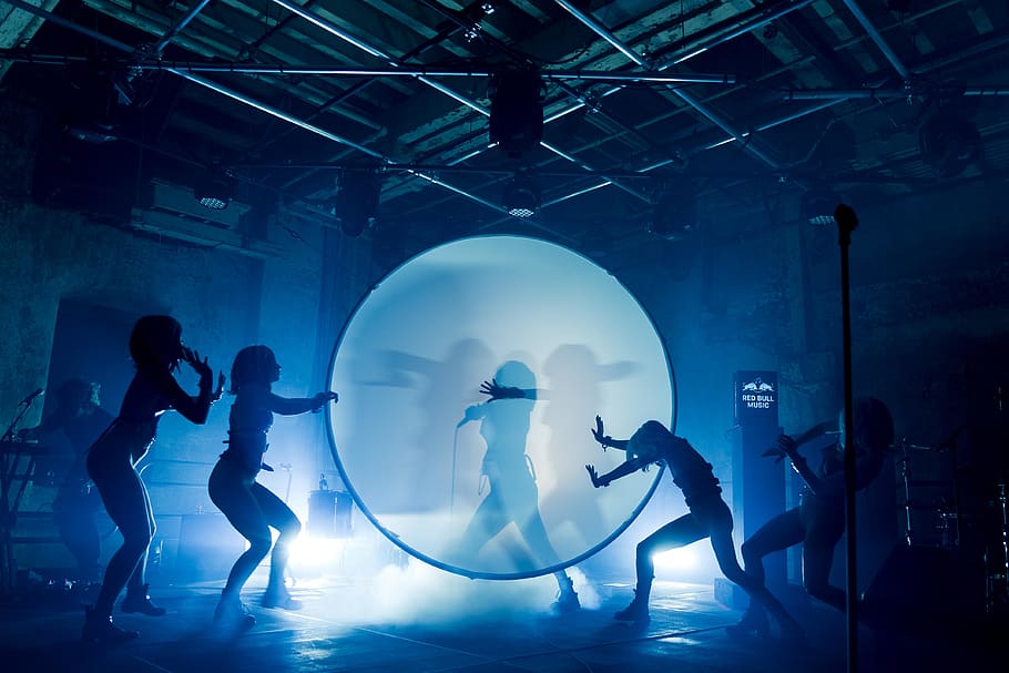 gruppo, gente che balla, ballerini, danza, divertimento, interazione, luce, movimento, persone, prestazione, interpreti, riflettore, indossare, donne, gruppo di persone, in casa, illuminato, adulto, lunghezza intera, uomini, in piedi, giovane adulto, gruppo medio di persone, persone reali, cultura artistica e intrattenimento, solidarieta, silhouette, giovani donne, attività di svago, architettura, forma, 4K