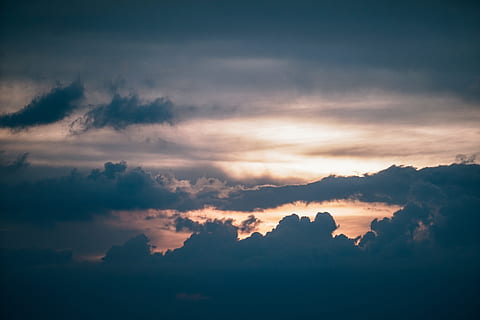wolkig, Himmel, Dämmerung, hinterleuchtet, Wolken, Farben, dunkel, dunkle Wolken, Abend, goldene Stunde, Goldene Sonne, Natur, draußen, szenisch, Sonnenuntergang, wolke - himmel, Schönheit in der Natur, Szenen - Natur, ruhige Szene, Ruhe, Silhouette, idyllisch, Umgebung, keine Leute, Dramatischer Himmel, orange Farbe, Berg, Landschaft, majestätisch, 5K, CC0, gemeinfrei, lizenzfrei