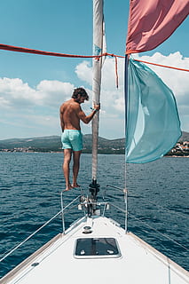 home, de peu, vaixell, fons, núvols, durant el dia, masculí, oceà, a l'aire lliure, persona, corda, navegar, veler, vela, mar, sense camisa, assolellat, sistema de transport, aigua, motos aquàtiques, vent, jove, vaixell nàutic, persones reals, manera de transport, transport, cel, longitud completa, dia, estils de vida, naturalesa, activitat d'oci, gent, homes, vista del darrere, roba casual, dues persones, curts, 5K