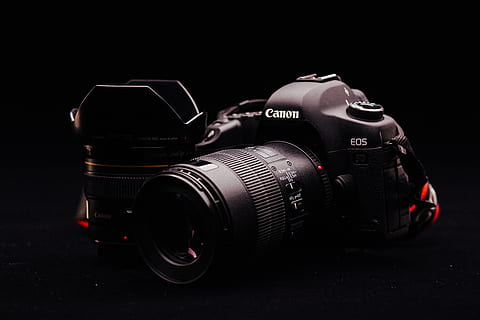 kamera kanon, hitam, latar belakang hitam, kamera, lensa kamera, kanon, merapatkan, gelap, alat, digital, kamera digital, peralatan, fokus, dalam ruangan, instrumen, lensa, modern, optik, fotografi, teknologi, zoom, lensa zoom, tembakan studio, tema fotografi, kamera - peralatan fotografi, bergaya retro, lensa - alat optik, peralatan fotografi, tidak ada orang, warna hitam, masih hidup, lensa - mata, objek tunggal, antik, 5K, CC0, domain publik, bebas royalti