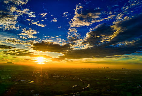 Sonnenuntergang, Luftaufnahme, Dämmerung, Drohnenschuss, Indonesien, Himmel, Sonne, Sonnenaufgang, wolke - himmel, Schönheit in der Natur, Stadt, Szenen - Natur, die Architektur, Stadtbild, Natur, Gebäudehülle, Sonnenlicht, orange Farbe, Umgebung, gebaute Struktur, Ruhe, keine Leute, Landschaft, ruhige Szene, Gebäude, draußen, 5K, CC0, gemeinfrei, lizenzfrei