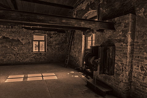 operació, edat en funcionament, experiència, la fugacitat, planta industrial, indústria, abandonat, museu, edifici, passat, edifici industrial, vell, arquitectura, a l'interior, estructura construïda, cap gent, funció de construcció de parets, absència, paret, dia, finestra, buit, resistent, entrada, porta, història, maó, el passat, sostre, 5K, CC0, domini públic, lliure de regalies